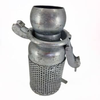 Der Saugkorb Bauer ist ein mechanisches Bauteil aus Metall mit einem gelochten zylindrischen Boden, einem runden Oberteil und Scharnierteilen, die alle sichtbare Gebrauchsspuren aufweisen.