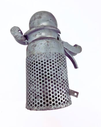 Der Saugkorb Nuova Silam ist ein metallischer, zylindrischer Gegenstand mit einer perforierten unteren Hälfte, einer abgerundeten Oberseite und einem Klapphebel im oberen Teil, der auf einem weißen Hintergrund dargestellt ist.