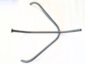 Das Schleppstativ RE210, eine Metallstange mit zwei gebogenen Armen, die an einen einfachen Fahrradträger oder -rahmen erinnert, ist auf einem weißen Hintergrund fotografiert.