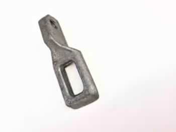 Die Schnalle für Schelle ist eine Metallklammer mit einem rechteckigen Ausschnitt und einem runden Loch an einem Ende, abgebildet auf weißem Hintergrund.