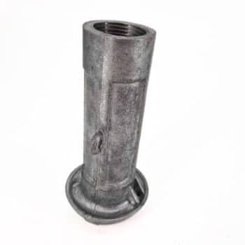 Eine Standrohrkupplung 1" ist eine zylindrische Metallrohrverschraubung mit Innengewinde und aufgeweitetem Boden, die aufrecht auf weißem Grund dargestellt ist.