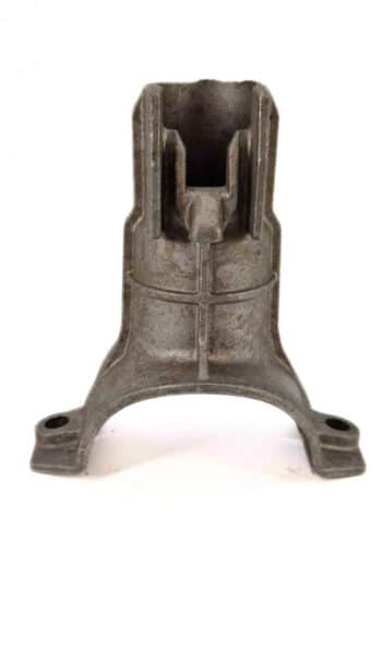 Die Standrohrkupplung 80 (S91) ist eine Industriekonsole aus Metall mit zwei Schraublöchern an der Unterseite und einer rechteckigen Öffnung an der Oberseite, die auf weißem Hintergrund dargestellt ist.