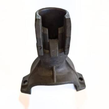 Die Standrohrkupplung HK89 NS ist ein industrielles Bauteil aus Metall mit einer zylindrischen Öffnung an der Oberseite und einem ausgestellten Boden mit zwei Schraubenlöchern.