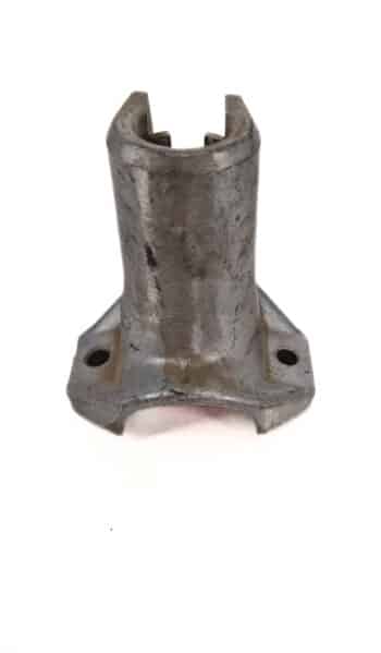 Die Standrohrkupplung S91 ist eine Metallhalterung mit zylindrischer Grundfläche und zwei seitlichen Löchern zur Befestigung oder Abstützung mechanischer Teile, die auf weißem Grund dargestellt ist.