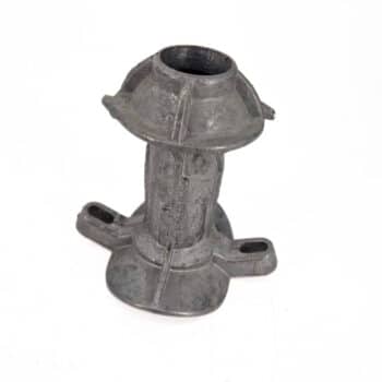 Die Standrohrkupplung ist ein mechanisches Bauteil aus Metall mit einem zylindrischen Kern, einem ausgestellten Oberteil und zwei verlängerten Befestigungsarmen, die vor einem weißen Hintergrund dargestellt sind.