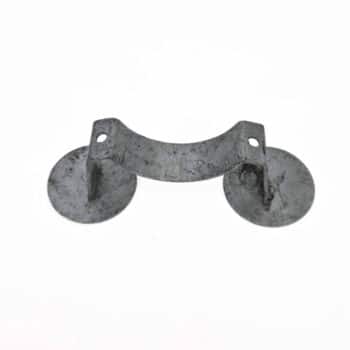 Der Stützbock für S91 ist ein Metallbügel mit einer gebogenen Mitte und zwei runden, flachen Böden, die jeweils ein Befestigungsloch aufweisen.