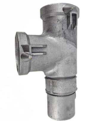 Das T-Stück Aluminium ist ein metallisches T-förmiges Rohrverbindungsstück mit zylindrischer Verlängerung und sichtbaren Gussmarkierungen, das für die Verbindung von Rohrabschnitten konzipiert ist.