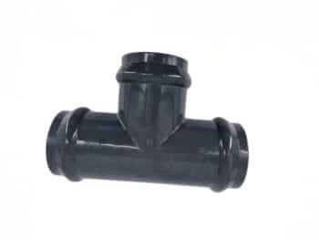 Das T-Stück PVC ist ein schwarzer T-förmiger Rohrfitting aus Kunststoff mit drei Öffnungen zum rechtwinkligen Verbinden von Rohren, dargestellt auf weißem Hintergrund.