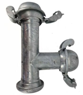 Das T-Stück S21 ist ein T-förmiges Industrierohrstück aus Metall mit drei Öffnungen und Verriegelungsmechanismen an jedem Ende, isoliert auf weißem Hintergrund dargestellt.