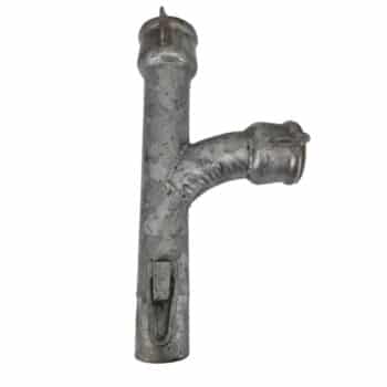 Der T-Stück Schlaufenverschluss ist eine Metallrohrverschraubung mit einem senkrechten Hauptrohr und einem kleineren abgewinkelten Seitenast, die beide mit Befestigungspunkten versehen sind.