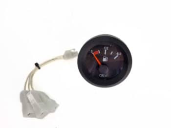 Die Tankuhr für Aggregat ist eine runde Kraftstoffanzeige mit einer Nadel knapp unter der Hälfte, die an zwei weißen elektrischen Steckern befestigt ist, die auf weißem Hintergrund abgebildet sind.