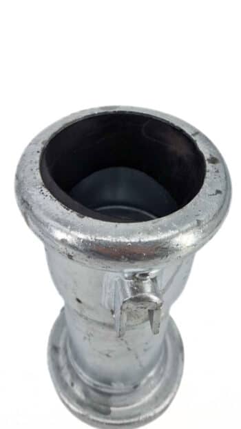 Der Übergang HK108 Becher auf Hakenverschluss (Schlitz) ist eine Metallschlauchkupplung mit aufgeweiteter Öffnung und Verriegelung, dargestellt auf weißem Hintergrund.