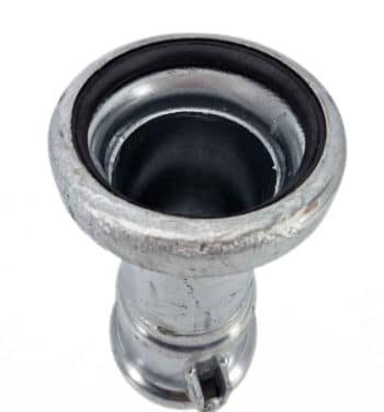Nahaufnahme von Übergang HK108 Becher auf Hakenverschluss (Schlitz), einem metallischen Rohrfitting mit einer Gummidichtung, isoliert auf weißem Hintergrund.