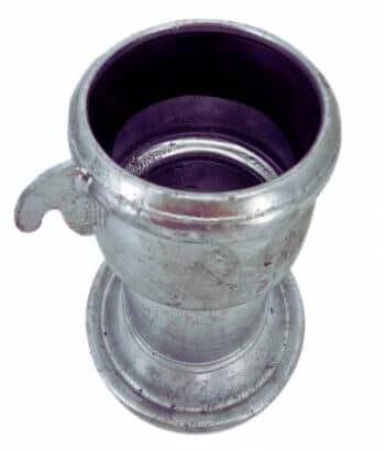 Ansicht von oben auf den Zinnkrug Übergang HK108 Becher auf Schlaufenverschluss (Nase) mit Henkel, der alte Oberflächenabnutzungen und Anlaufspuren aufweist.