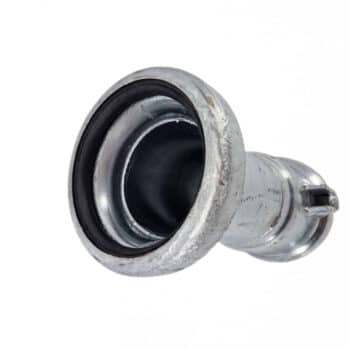 Nahaufnahme des Übergangs HK76 Becher auf Hakenverschluss (Schlitz), einer Metallübergangsarmatur mit Dichtung, isoliert auf weißem Hintergrund.