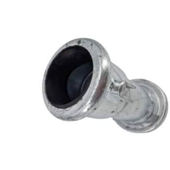 Eine Nahaufnahme des Übergangs HK76 Becher auf Hakenverschluss (Schlitz), einer Metallrohrverschraubung mit breiter Öffnung, vor einem schlichten weißen Hintergrund.