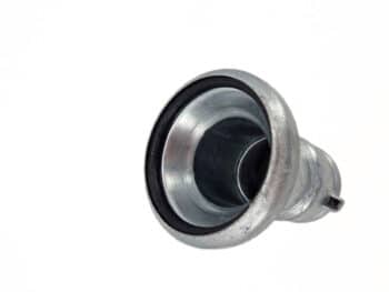 Nahaufnahme des Metallrohrfittings Übergang HK89 Becher auf Hakenverschluss (Schlitz) mit schwarzer Gummidichtung, isoliert auf weißem Hintergrund.