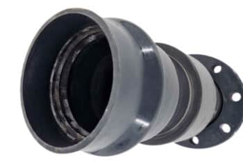 Eine Nahaufnahme des Übergangs, einer schwarzen Industrierohrverschraubung mit Flansch und breiter Öffnung.