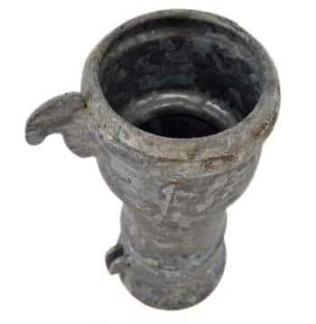 Ein Übergang Schlaufenverschluss (Nase) auf Hakenverschluss (Schlitz) mit strukturierter verzinkter Metalloberfläche und zwei vorstehenden Laschen, von oben gesehen.