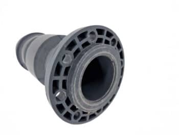 Nahaufnahme des schwarzen Kunststoffrohrfittings von Übergang mit Flansch und mehreren Löchern, dargestellt vor einem schlichten weißen Hintergrund.