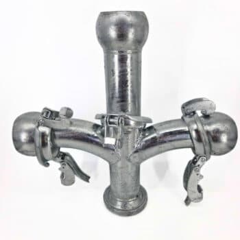 Vierwegeabweichung HK108 Rohrverbinder mit Klemmen an zwei horizontalen Enden, aufrecht stehend vor weißem Hintergrund.