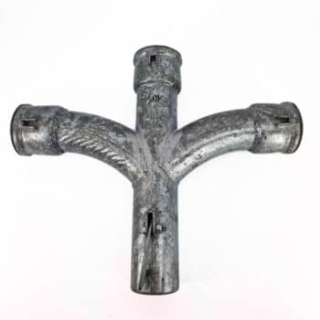 Eine Vierwegeabweichung mit Hakenverschluss, ein verzinktes Metallrohrstück mit vier Abzweigungen, wird vor einem schlichten weißen Hintergrund gezeigt.