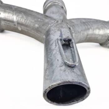 Eine Nahaufnahme einer Vierwegeabweichung mit Schlaufenverschluss, einem Y-förmigen Metallrohrfitting mit einem Schlaufenverschluss an einem Schenkel, dargestellt auf weißem Hintergrund.