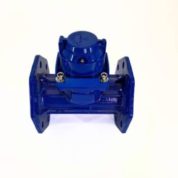 Ein Wasserzähler mit Flansch DN100 in Blau ist frontal auf weißem Hintergrund zu sehen.
