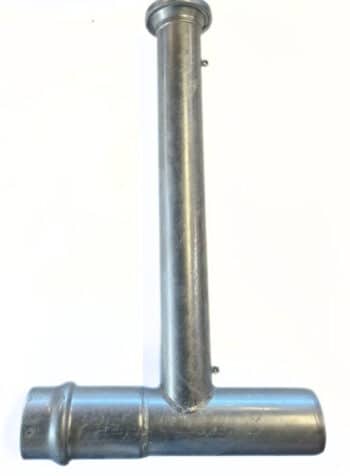 Der Zwischenhydrant Stahl verzinkt 140/HK108 Becher ist ein T-förmiges Rohrformstück aus verzinktem Stahl mit einem senkrechten und einem waagerechten zylindrischen Teil, die jeweils in einer Bördelmuffe enden.