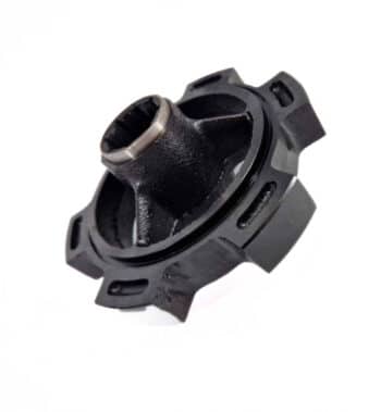 Das Zwischenlager 100/24 mit Büchse ist ein schwarzes mechanisches Metallteil mit einer zentralen zylindrischen Nabe und vier gleichmäßig verteilten Rippen auf weißem Grund.