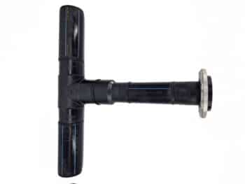 Das Zwischenstück PN10 H80 ist ein T-förmiges Rohrstück aus schwarzem Kunststoff mit einem Metallflansch an einem Ende, abgebildet auf weißem Hintergrund.