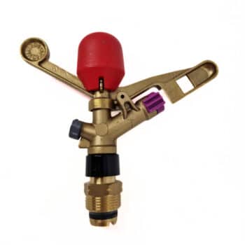 Nahaufnahme von NAAN Regner mit Düsen und Blindstopfen aus Messing mit roter Kappe, schwarzen und violetten Elementen und einem Metallarm auf weißem Hintergrund.