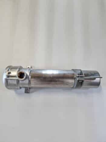 Das Regnerpassrohr HK108 Becher - Hackenverschluss 102/1" (Schlitz) 67 cm, ein zylindrisches Metallrohr mit seitlicher Öffnung und zwei Befestigungswinkeln, wird auf einer schlichten, hellen Fläche präsentiert.