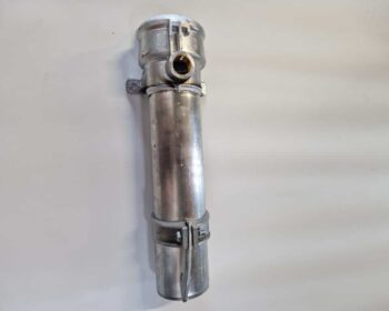 Das Regnerpassrohr Aluminium 102/50 cm ist ein metallisches zylindrisches mechanisches Teil mit einem Seitenrohr und Klemmen, das vertikal auf einer weißen Oberfläche dargestellt ist.