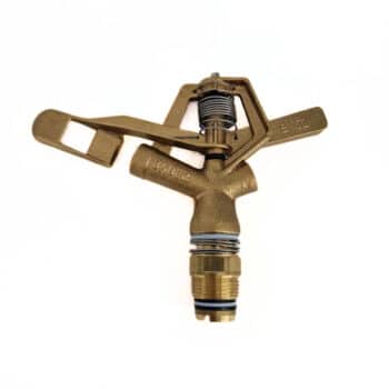 B62 Kreisregner mit Düsen und Blindstopfen, ein Messing-Impulsregnerkopf mit verstellbarem Arm und Gewindebasis, ideal für Garten- oder Rasenbewässerung, freigestellt vor weißem Hintergrund.