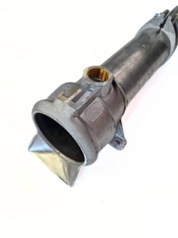 Eine Nahaufnahme des Regnerpassrohrs Aluminium 102/50 cm mit dem Messinggewindeanschluss und der Halterung vor weißem Hintergrund.