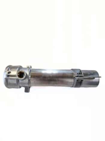 Das Regnerpassrohr HK108 Becher - Hackenverschluss 102/1" (Schlitz), 67 cm, ist ein zylindrisches Kfz-Teil aus Metall mit einer seitlichen Öffnung und Beschlägen, abgebildet auf einem schlichten weißen Hintergrund.