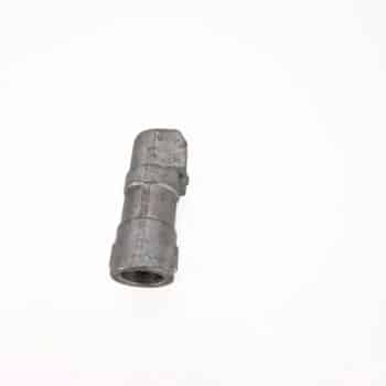 Eine Standrohrkupplung, ein Metallrohrfitting mit Gewinde und 90-Grad-Biegung, ist aufrecht auf einem einfachen weißen Hintergrund abgebildet.