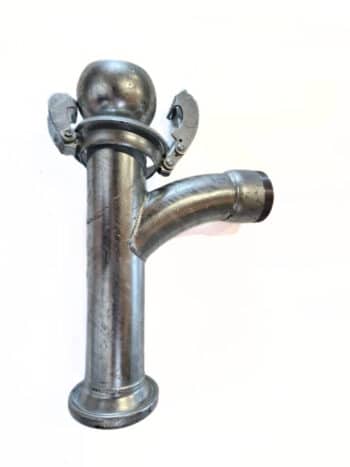 Das T-Stück HK108 mit seitlicher Abweichung Gewinde 4" ist eine industrielle Rohrverschraubung aus Metall mit einem vertikalen Hauptrohr, einem seitlichen Auslauf und einer runden Kappe, die mit zwei Schellen befestigt wird.