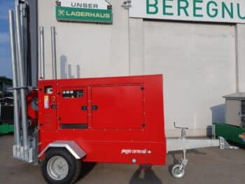Ein roter mobiler Generator auf Rädern vom Typ EAGLE Aggregat 66-30 N45 SM1F-STAGE 3A steht vor einem Gebäude mit der Aufschrift „Unser Lagerhaus“ und „Bereg.“.