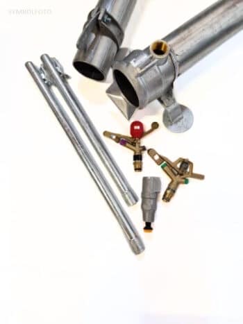 Rohreinheit 102 Schlitz/Haken-Rohrformstücke, einschließlich Ventile und Verbindungsstücke, dargestellt auf weißem Hintergrund.