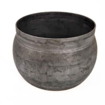 Die Kugel S1 - rohschwarz ist eine runde, dunkel gefärbte Metallschale mit glatter Oberfläche und leicht gewölbtem Rand auf weißem Grund.