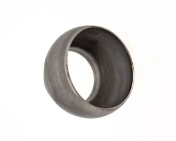 Die Kugel S1 - Stahl HK108 ist ein metallischer, hohler, zylindrischer Ring mit glatter Oberfläche, der auf einem einfarbig weißen Hintergrund abgebildet ist.