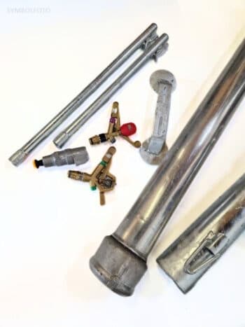 Rohreinheit 100 Nase/Schlaufe Rohre und Ventile sind auf einem weißen Hintergrund angeordnet.