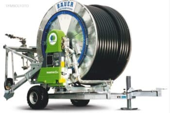 Der BAUER RAINSTAR E500 ist eine große Bewässerungstrommel mit Metallrahmen und schwarzem Schlauch.