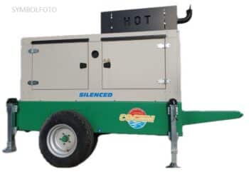 Der AGGREGAT FPT 100PS 100HT/2B ist ein tragbarer Generator mit Schutzgehäuse, der auf einem Fahrgestell mit Stabilisierungsbeinen montiert ist und über einen ausziehbaren Griff für den Transport verfügt.
