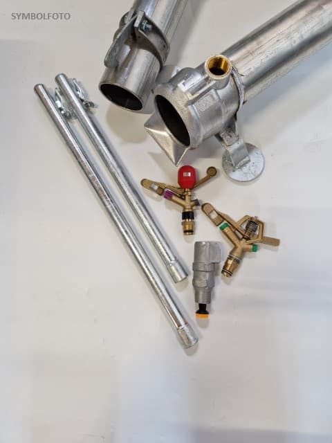Rohreinheit 102 Schlitz/Haken Metallrohre und Messingventile mit farbigen Griffen, angeordnet auf einer weißen Oberfläche.