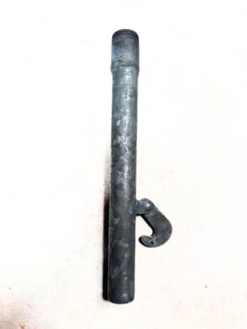 Das Standrohr Nuova Silam 1" mit Außengewinde und Schnallenverschluss ist ein Metallrohr mit Gewinde und seitlichem Haken, abgebildet vor neutralem Hintergrund.