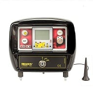 Vorderansicht eines industriellen elektronischen Geräts mit digitaler Anzeige, verschiedenen Bedientasten und einer angebrachten Antenne auf der rechten Seite - ideal für den Einsatz in Lagerhäusern.