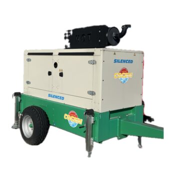 Ein tragbares Motorpumpenaggregat mit einem weiß-grünen Äußeren auf Rädern, das mit SILENCED-Etiketten und einem CO.GE.M-Logo versehen ist.